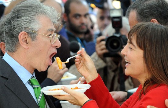 renata-polverini-imbocca-umberto-bossi