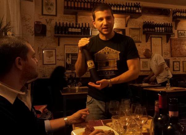 Giuliano parla del salame di alce e mirtilli mentre Charles ammira estasiato. La spiegazione a tutto ciò la trovate in fondo all'articolo