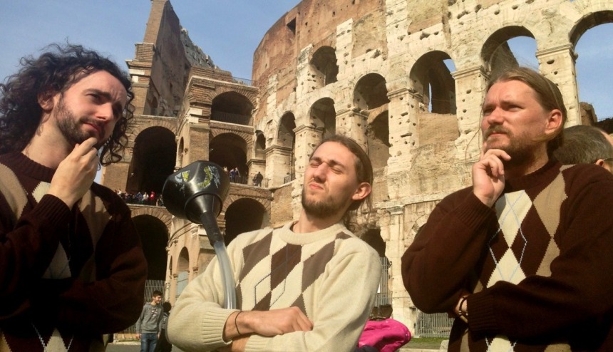 pirati al Colosseo con maglioncino della zia e beer-bong