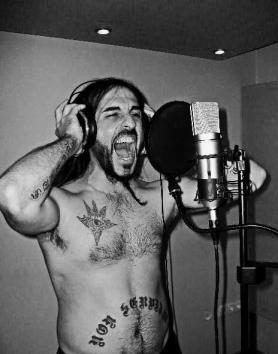 ha 'non serviam' tatuato sulla pancia 