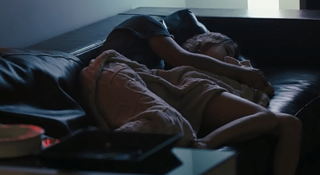 solo abbracciando una ragazzina infreddolita.