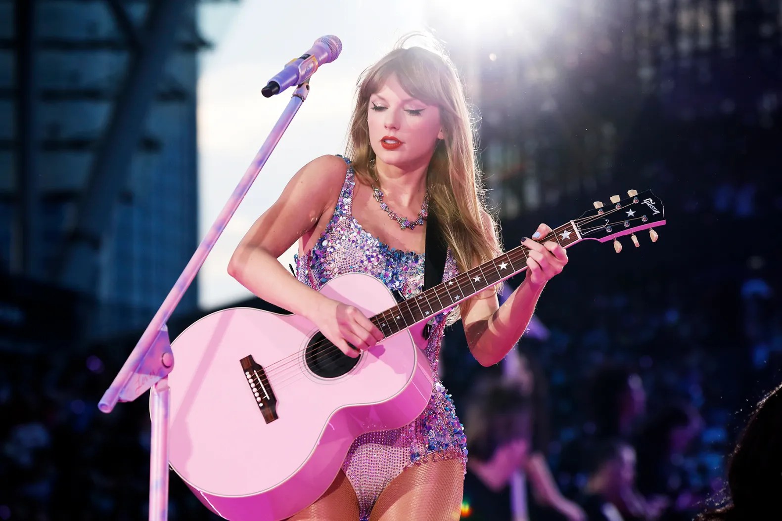 taylor-swift-guitar-auction.jpg